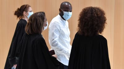 Vittnet Lassana Bathily hjälpte människor att fly undan beväpnade attentatsmän. Rättegång 2.9.2020 i Paris