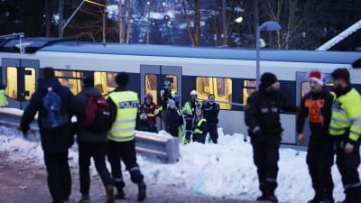 Många människor försöker lämna området efter kaos på Holmenkollen i Norge.