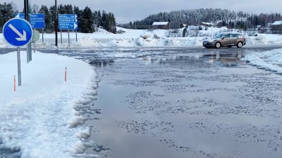 Vatten på vägen i korsningen av Borgåvägen och Gammelbyvägen