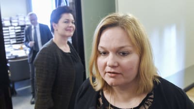 Krista Kiuru (SDP) under paus i utskottsmöte. Hannakaisa Heikkinen i bakgrunden.