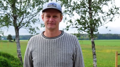 Filip Forss framför en grön åker.