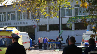 Ambulanser utanför en skola på Krim som utsattes för en attack.