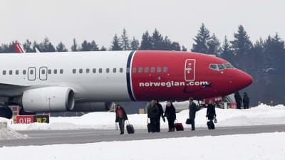 Ombordvarande lämnar det Norwegian-plan som bombhotades när det var på väg från Stockholm till Nice den 7 februari 2019.