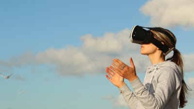 kvinna med vr-mask