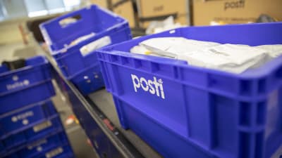 postipaketteja muovilaatikoissa