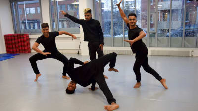 Fyra dansare från Sri Lanka besöker Hurja Piruetti.