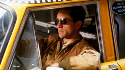 Travis Bickle (Robert de Niro) ajaa taksiaan elokuvassa Taksikuski