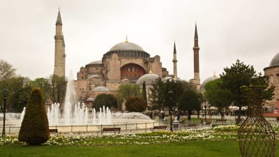 Hagia Sofia i Istanbul. En moské som länge varit museum. I Bilden syns förutom byggnaden också en fontän och träd.
