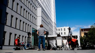 toimittajia sairaalan edustalla