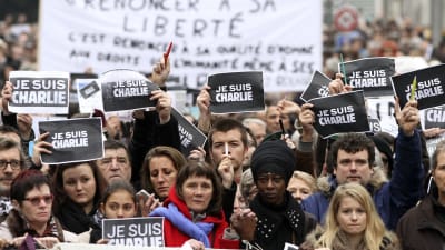 Mielenosoittajia käsissään Je suis Charlie -kylttejä.