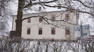 Svedbergska skolan i vinterskrud.