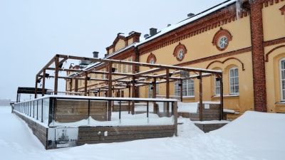 Terrassen som hör till uteserveringen vid Kuntsi museum i Inre hamnen i Vasa är insnöad.