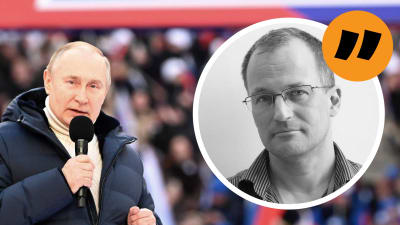 Bilden föreställer Rysslands president vladimir putin med en mikrofon i handen. Utanpå bilden finns en påklistrad bild av Svenska Yles politikreporter Markus Ekholm.