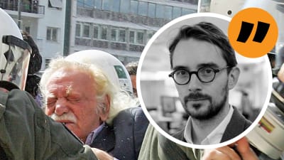 Bild från en demonstration i Grekland, en gammal man i handgemäng med kravallpolis.  