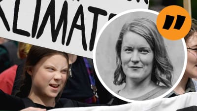 Greta Thunberg håller upp en skylt. Kommentarsbild med Marianne Sundholms stämpel