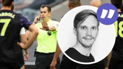 Domaren lyssnar på VAR-rummet.