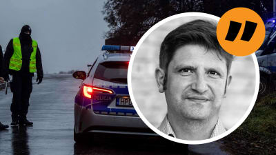 Poliser i neonvästar och polisbilar på en gata, Gustaf Antells bild i vinjett.