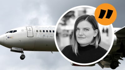 Ett flygplan flyger i luften. I förgrunden en ung kvinna som ser bestämt in i kameran.