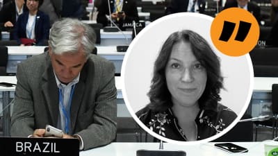 En man sitter vid ett bord på FN:s klimatkonferens.
