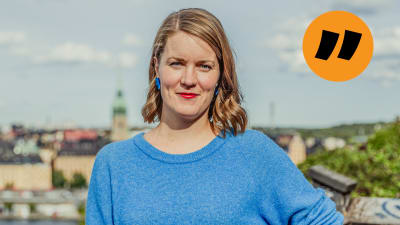 En bild av Marianne SUndholm med en vy över Stockholm i bakgrunden.