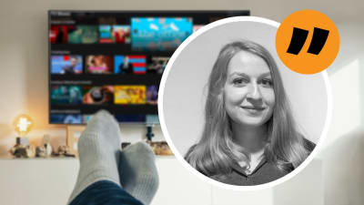 Anna Lillkung, en ung kvinna inklippt över en bild på en tv. I förgrunden syns två fötter.