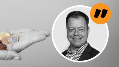 En leende man bredvid en hand fylld av pengar.
