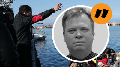 Kommentatorns bild mot bakgrund av en grekisk man som höjer handen mot immigranter som anländer till en hamn  i båt. 
