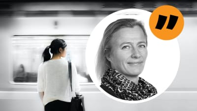 En kvinna står framför en tunnelbanevagn. Inflikt i en cirkel en äldre kvinna. 