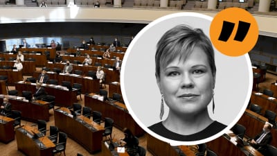 Riksdagens plenum den 14 maj 2021. Ovanpå en bild på redaktör Ingemo Lindroos. Bildmontage.