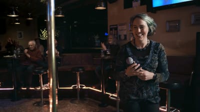 Elina på karaokebar i dokumentären Karaokeparatiisi.