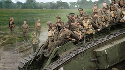 Soldater under första världskriget som åker på en pansarvargn.