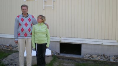Anne och Arto Laiho framför sitt sanerade, nybyggda egnahem