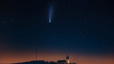 Neowise-komeetta hohtaa tähtikirkkaalla yötaivaalla Linzissä Itävallassa.