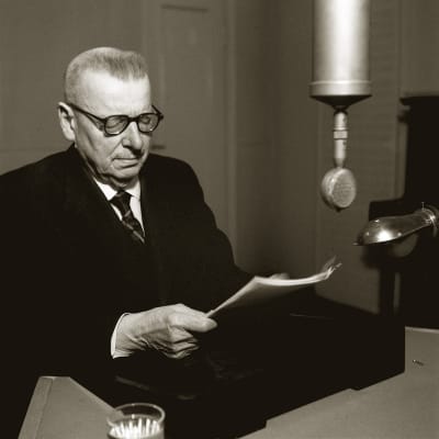 J. K. Paasikivi pitämässä radiopuhetta 27.12.1949