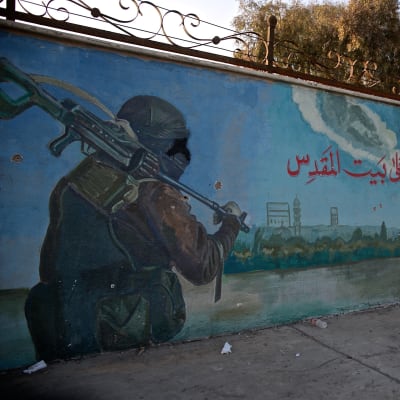 En väggmålning med en terrorist.