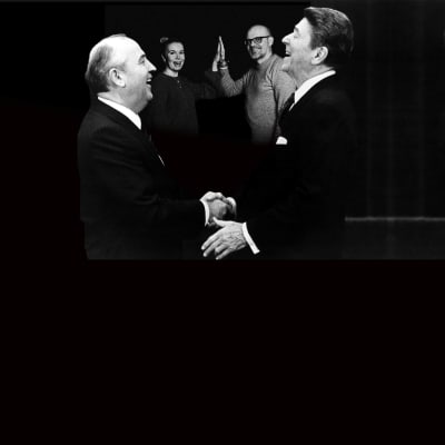Gorbatsov och Reagan skajar hand och mellan dem i bakgrunden gör Sofie gammals och Lasse Grönroos high five med varandra. Alla fyra skrattar.