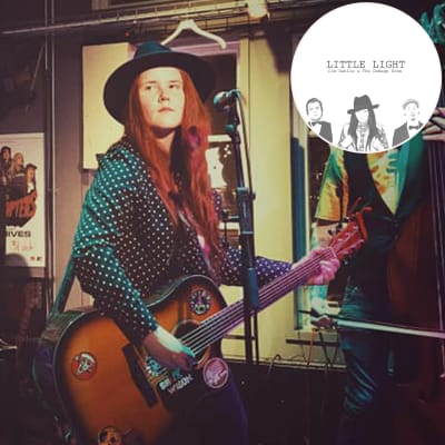 Cim Dahlle i hatt spelar gitarr på pub och hennes ep iLittle light  boll i hörnet.