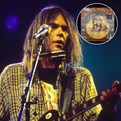 Neil Young 1976 med munspel. Albumet Homegrown i boll i hörnet.