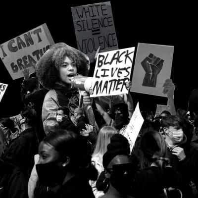 Kuvakollaasi. Black Lives Matter -mielenosoittajia mustaa taustaa vasten.