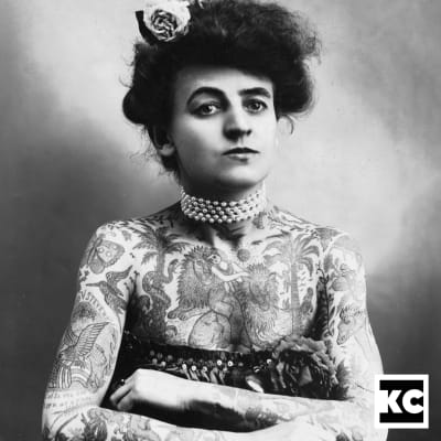 Kaulasta alaspäin tatuointien peitossa oleva Maud Stevens Wagner kuvattuna noin vuonna 1907. 