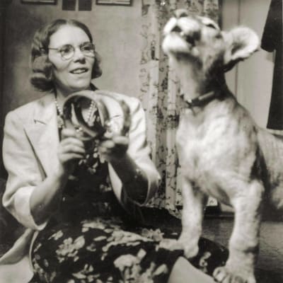 Herätyssaarnaaja Maria Åkerblom ja leijonanpentu 1940-luvulla.