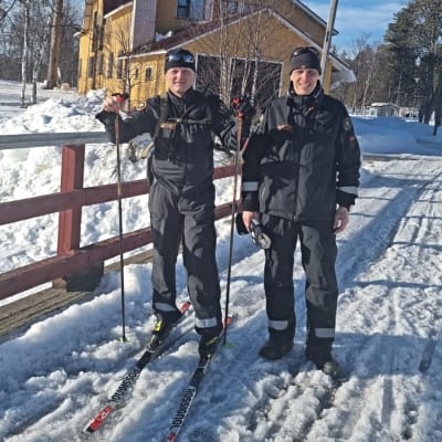 Rajamiehet Juha Julkunen ja Ari Palolahti seisovat ladulla lähdössä hiihtämään pitkälle partiomatkalle