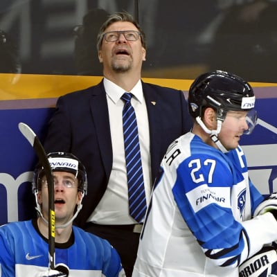 Jukka Jalonen katsoo, kun Leijonien 2-1-maalia Saksaa vastaan tarkistettiin videolta.