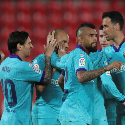 FC Barcelona-spelare firar mål i en klunga.