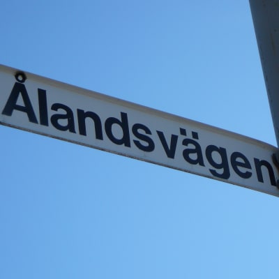 Vägnamnskylt vid Ålandsvägen i Mariehamn.