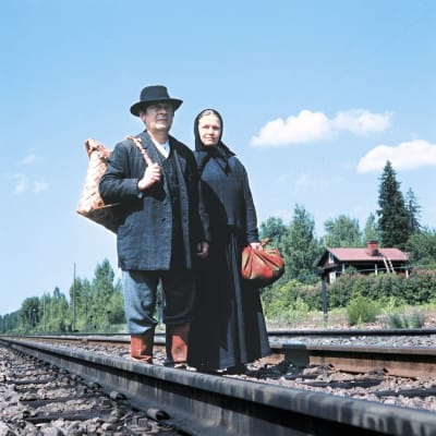Leo Jokela ja Anja Pohjola Rautatie-tv-elokuvassa ja kiskoilla (1973).