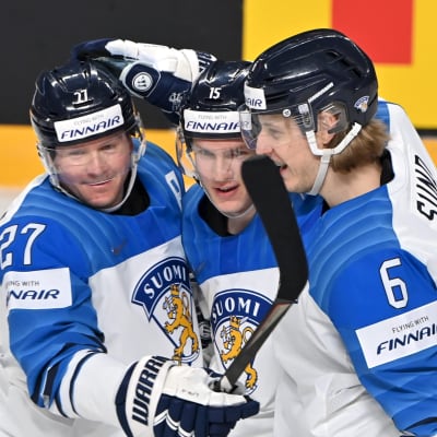 Petri Kontiola, Anton Lundell och Tony Sund firar mål.