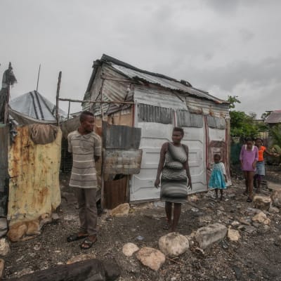 De flesta sluminvånare kring huvudstaden Port-au-Prince vägrar att fly undan orkanen av rädsla för att deras egendom stjäls