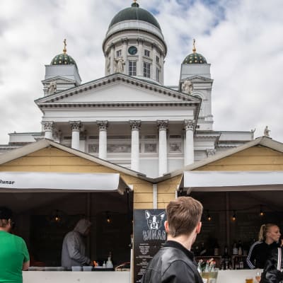 Bar Runar Senaatintorin terassialueella.