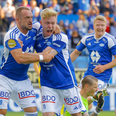 Molden Ola Brynhildsen juhlii 2–0-maalia HJK:ta vastaan.